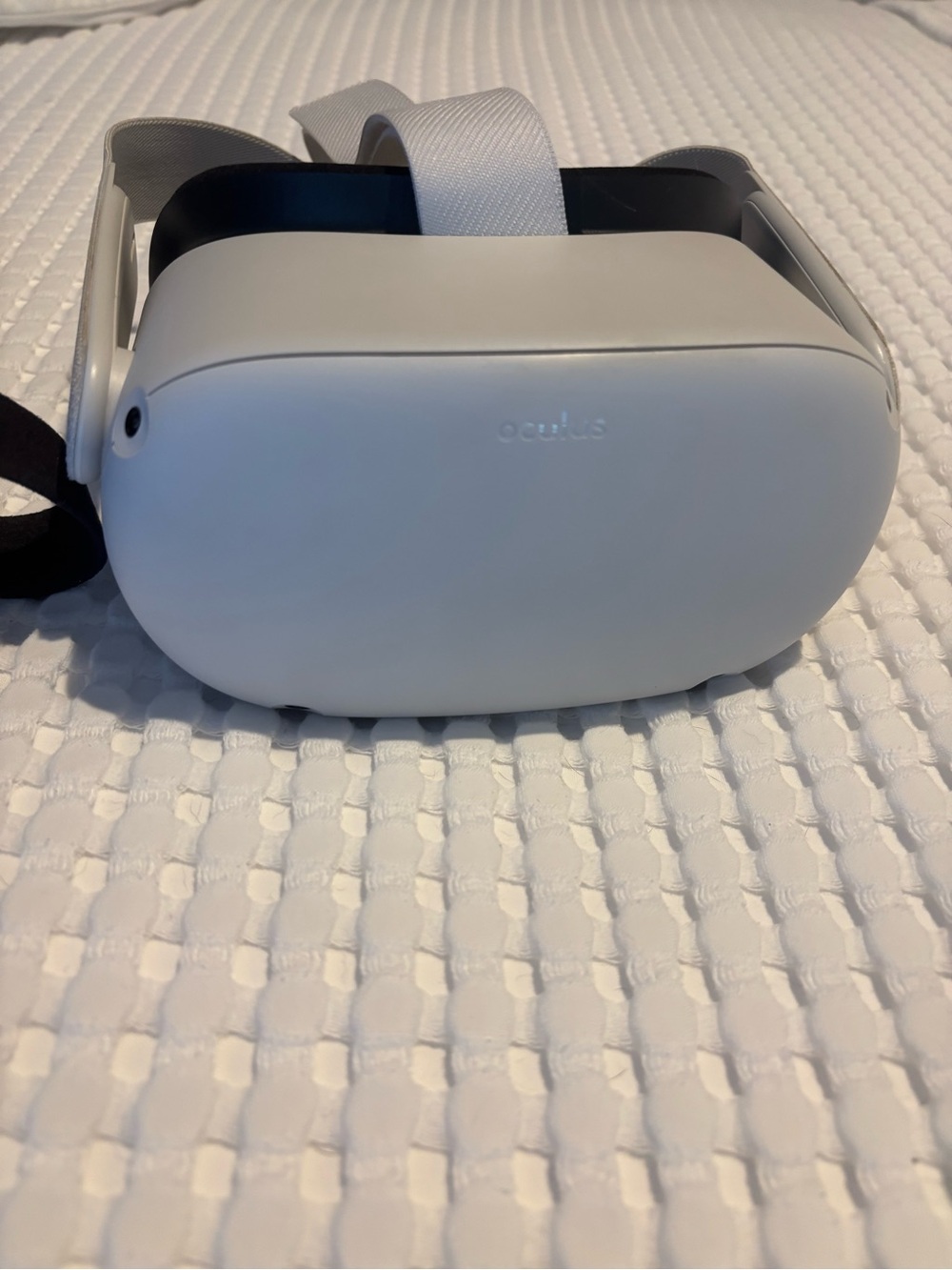 Oculus Quest 2 White Standalone VR Headset with Travel Case